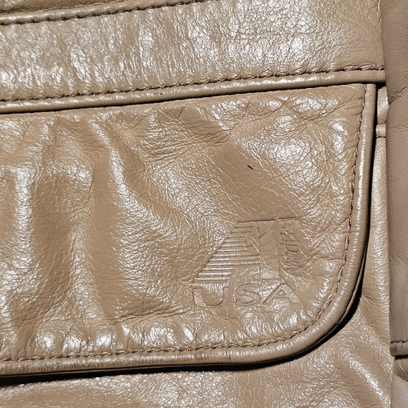 AmeriBag Classic Leather Healthy Back Bag - Picture 10 of 16